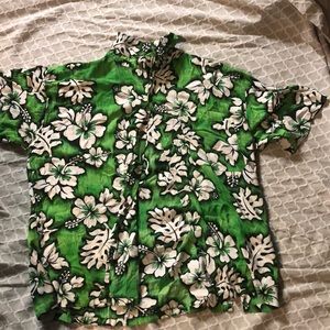 Hawaii style. Nice green. Summer is here. What a great shirt with shorts.